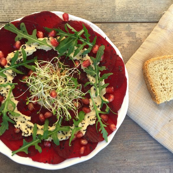 carpaccio di barbabietola con hummus e semi di melagrana