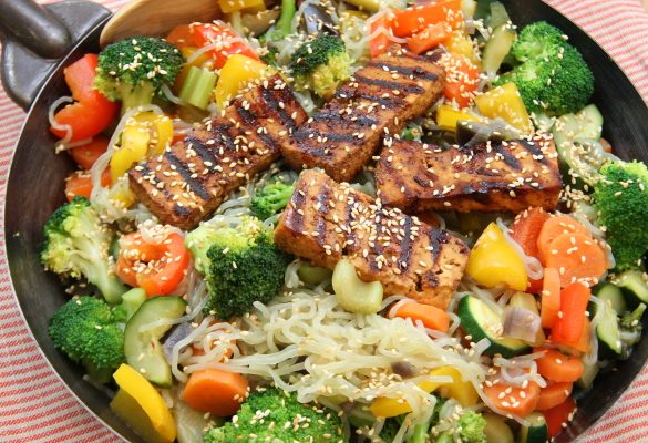 Verdure croccanti con tofu e pasta di riso