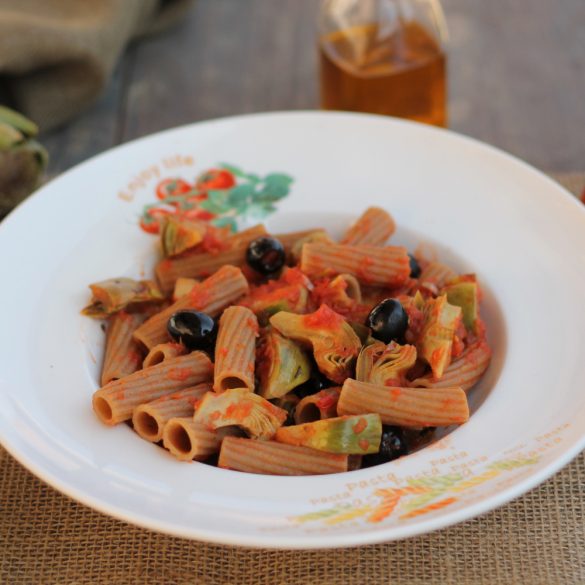 pasta integrale con carciofi e pomodori