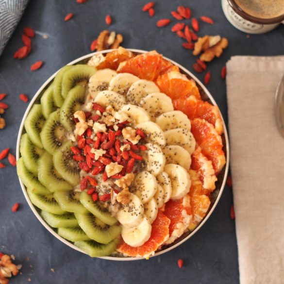 porridge con frutta fresca