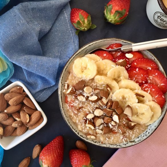 porridge con cocco . fragole e banana