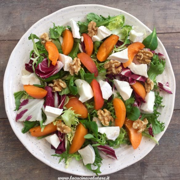 insalata con albicocche e camembert