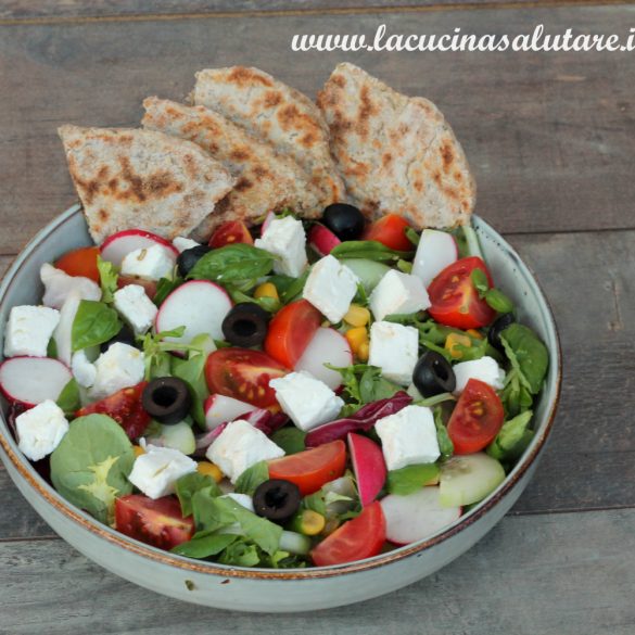 insalata con feta e foccacine dalla padella
