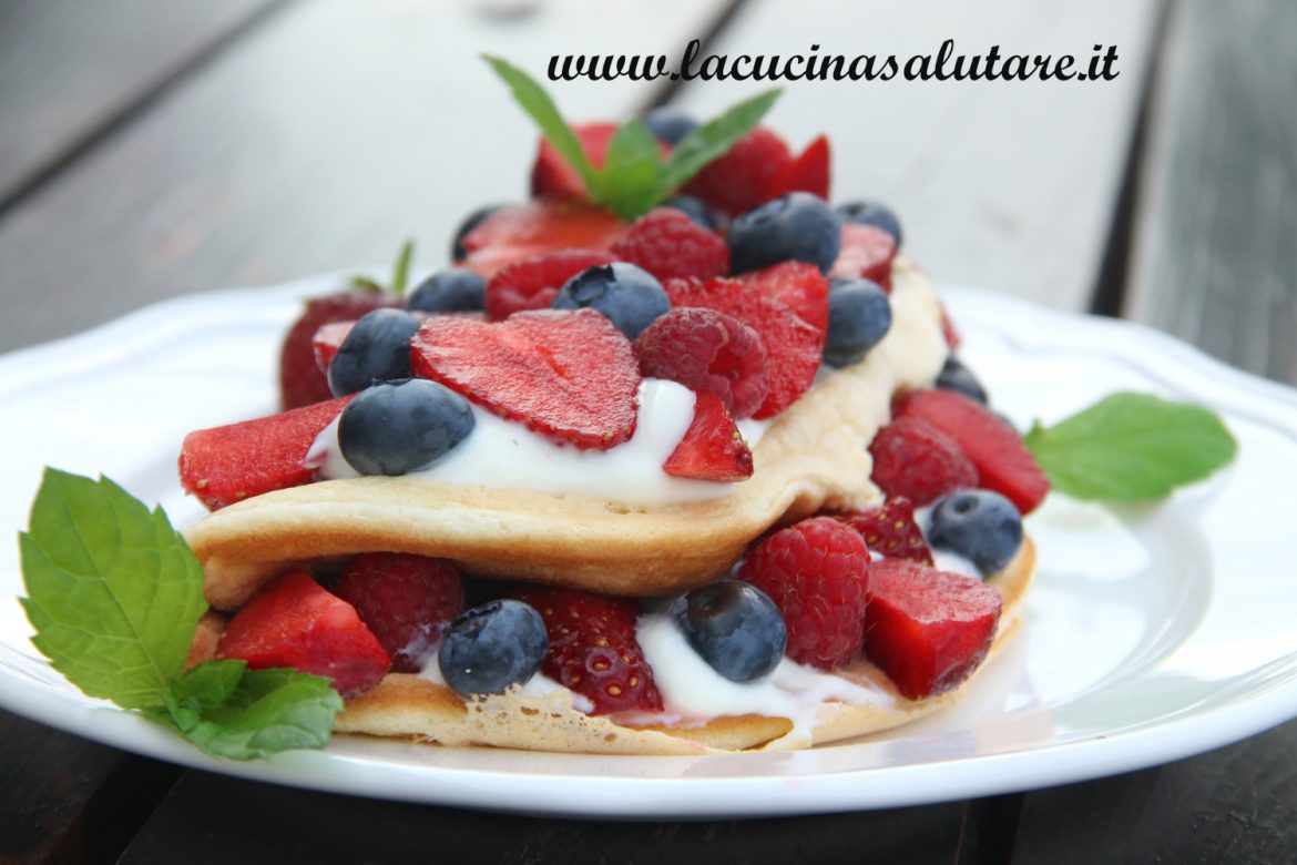 omelette dolce con yogurt e frutti di bosco