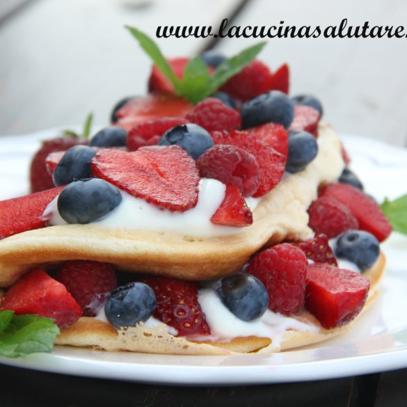 omelette dolce con yogurt e frutti di bosco