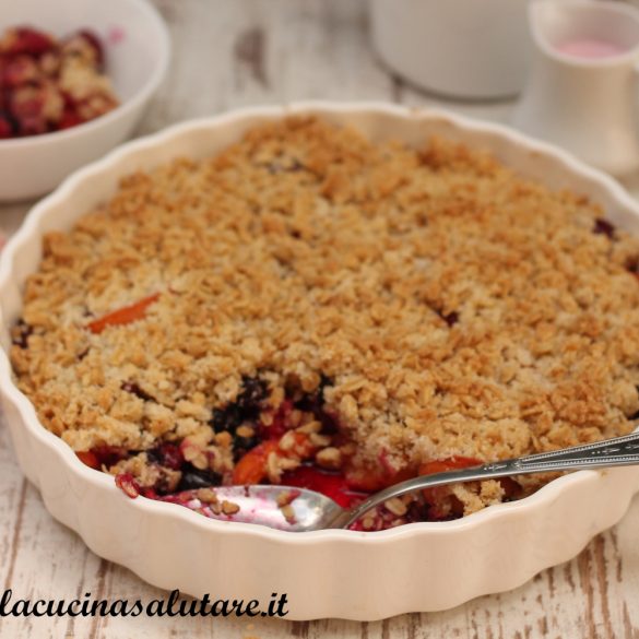 sbriciolata crumble con frutta di estate
