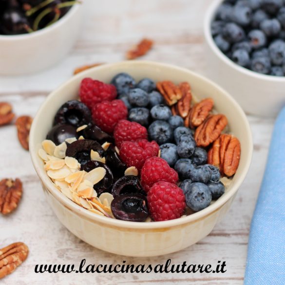 porridge freddo con frutta fresca