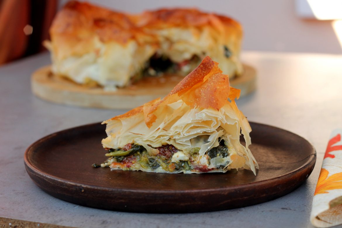 torta salata con feta e pomodori secchi