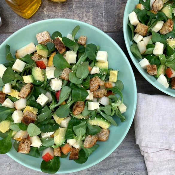 insalata con pera, taleggio e crostini