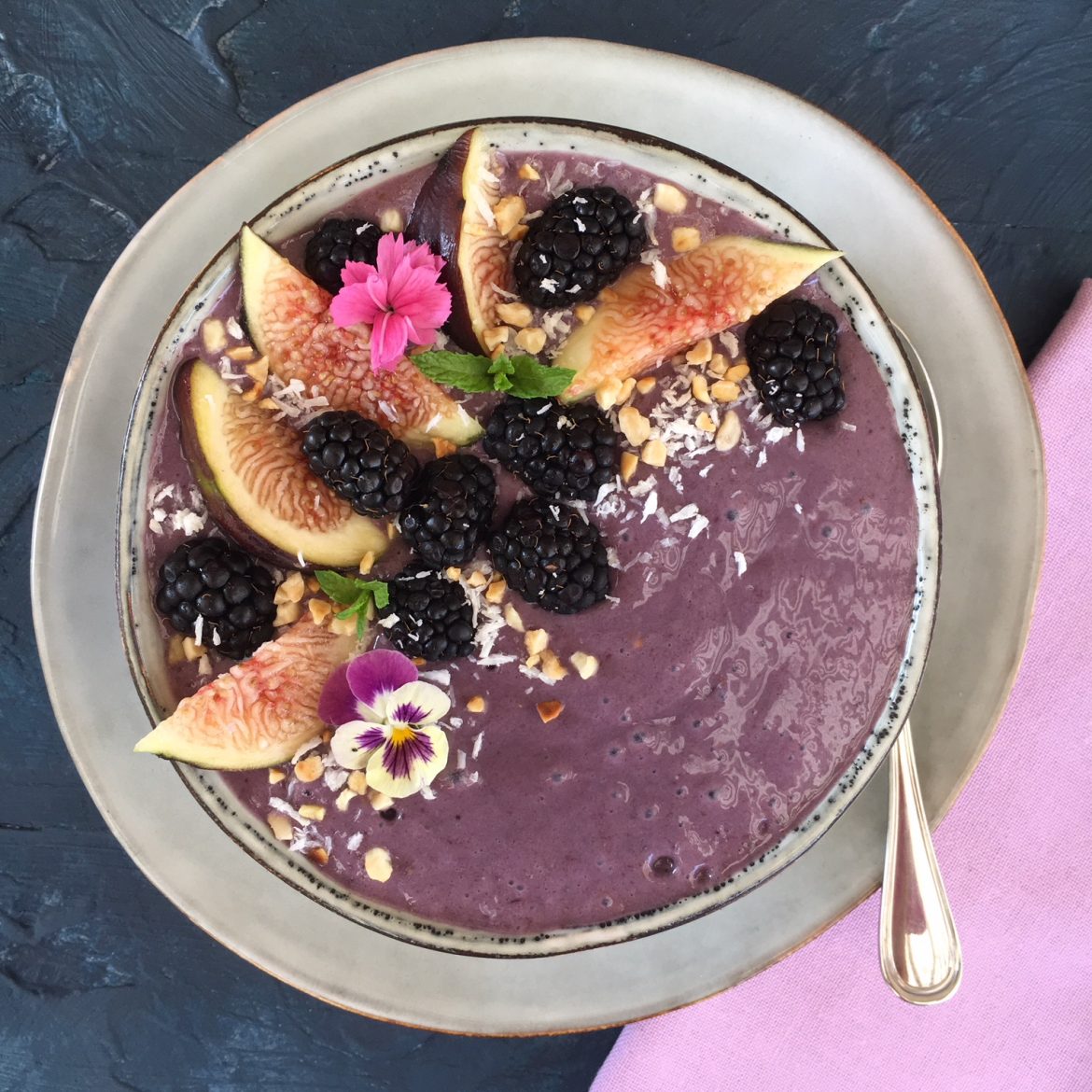 frullato in ciotola con more e fichi