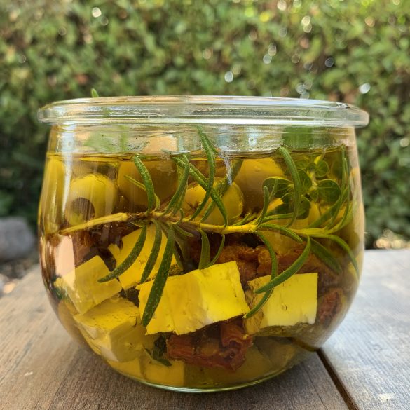 feta marinata con olive e pomodori secchi