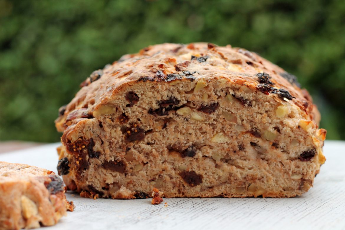 Pane con frutta secca e castagne