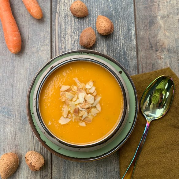 crema di carote con mandorle vellutata di carote