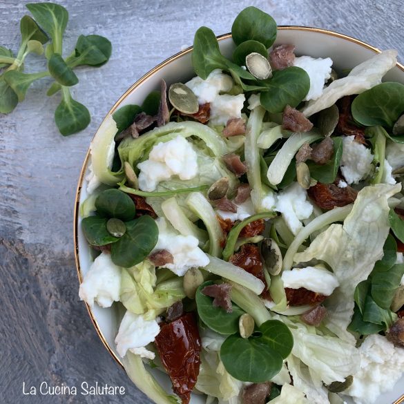 insalata di iceberg, puntarelle e pomodori secchi insalata invernale