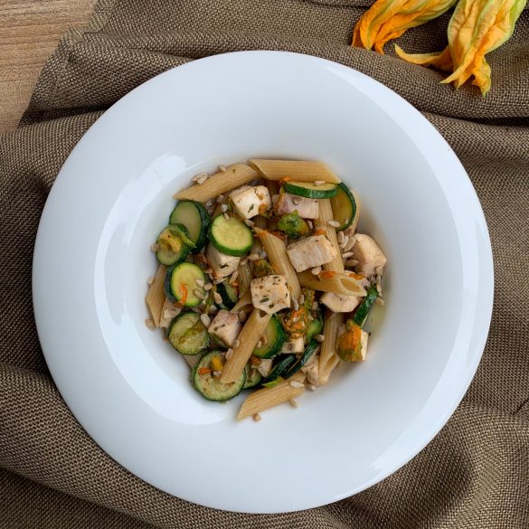 pasta integrale con pesce spada e fiori di zucchine