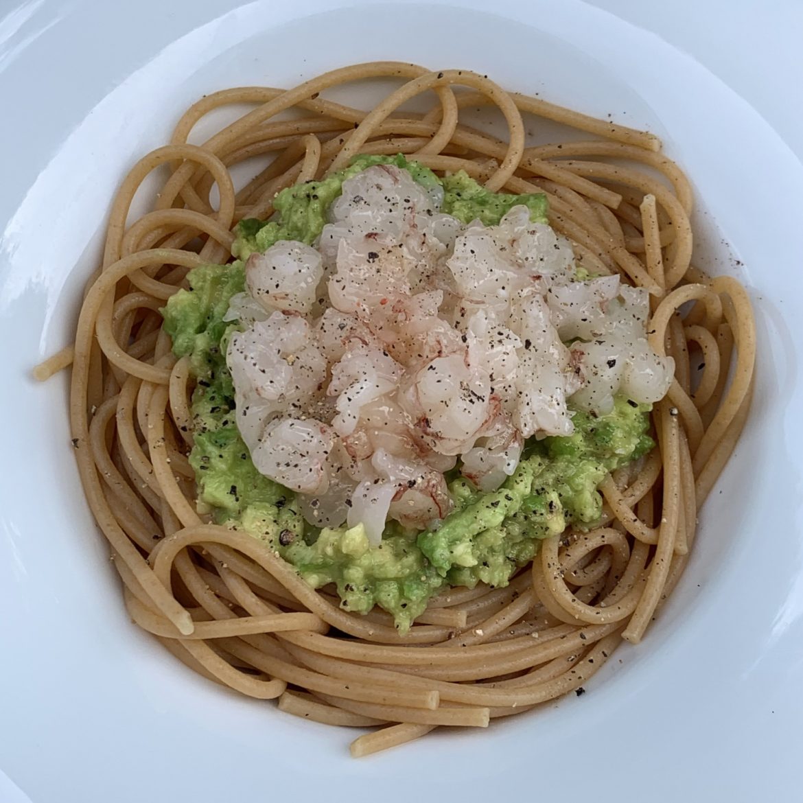 pasta con avocado e gamberi