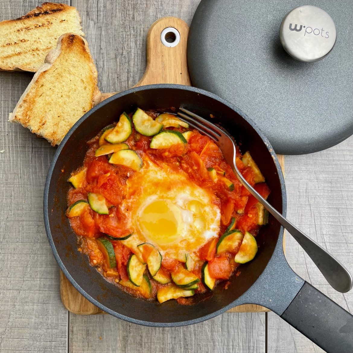 Padellata di uova con zucchine e salsa di pomodoro Shaksuka con zucchine e salsa di pomodoro