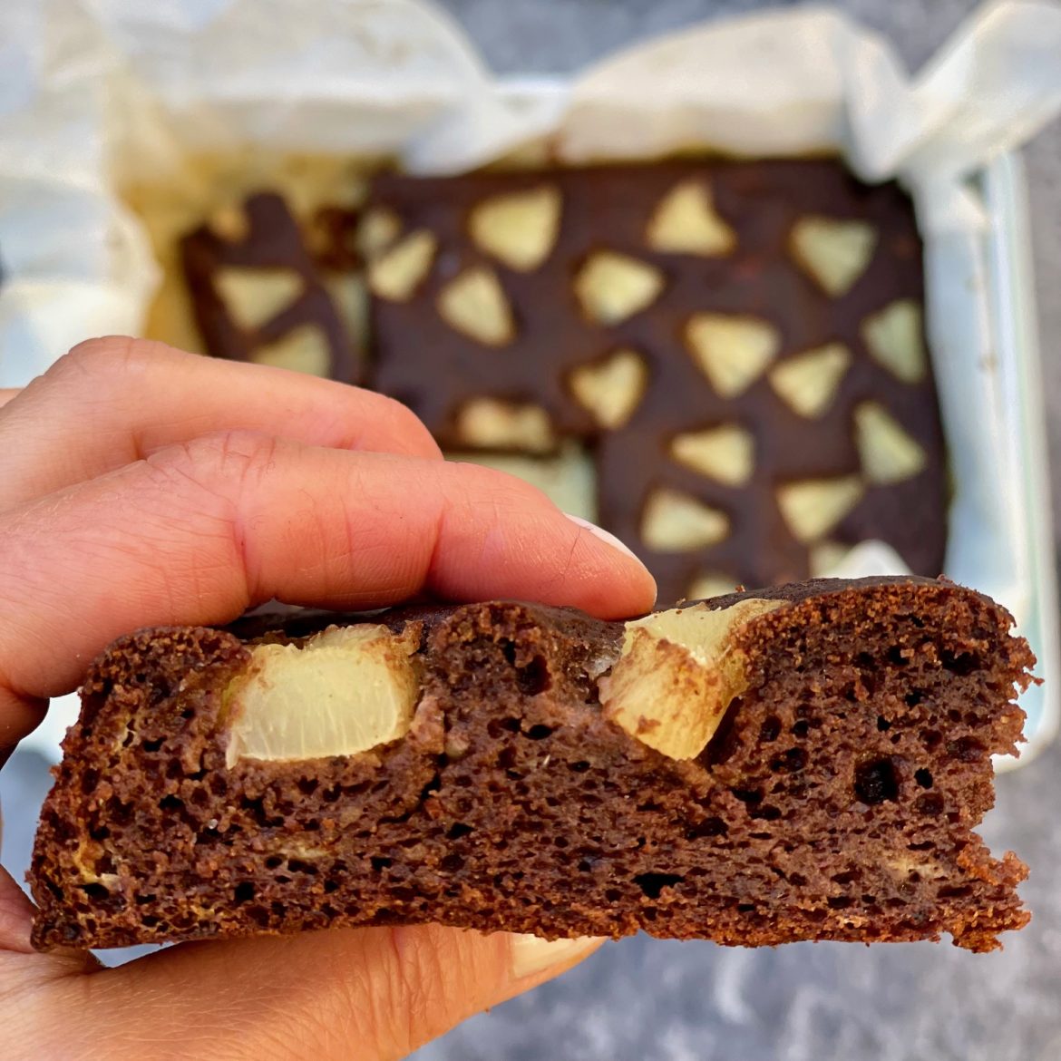 Torta leggerea con cacao e ananas