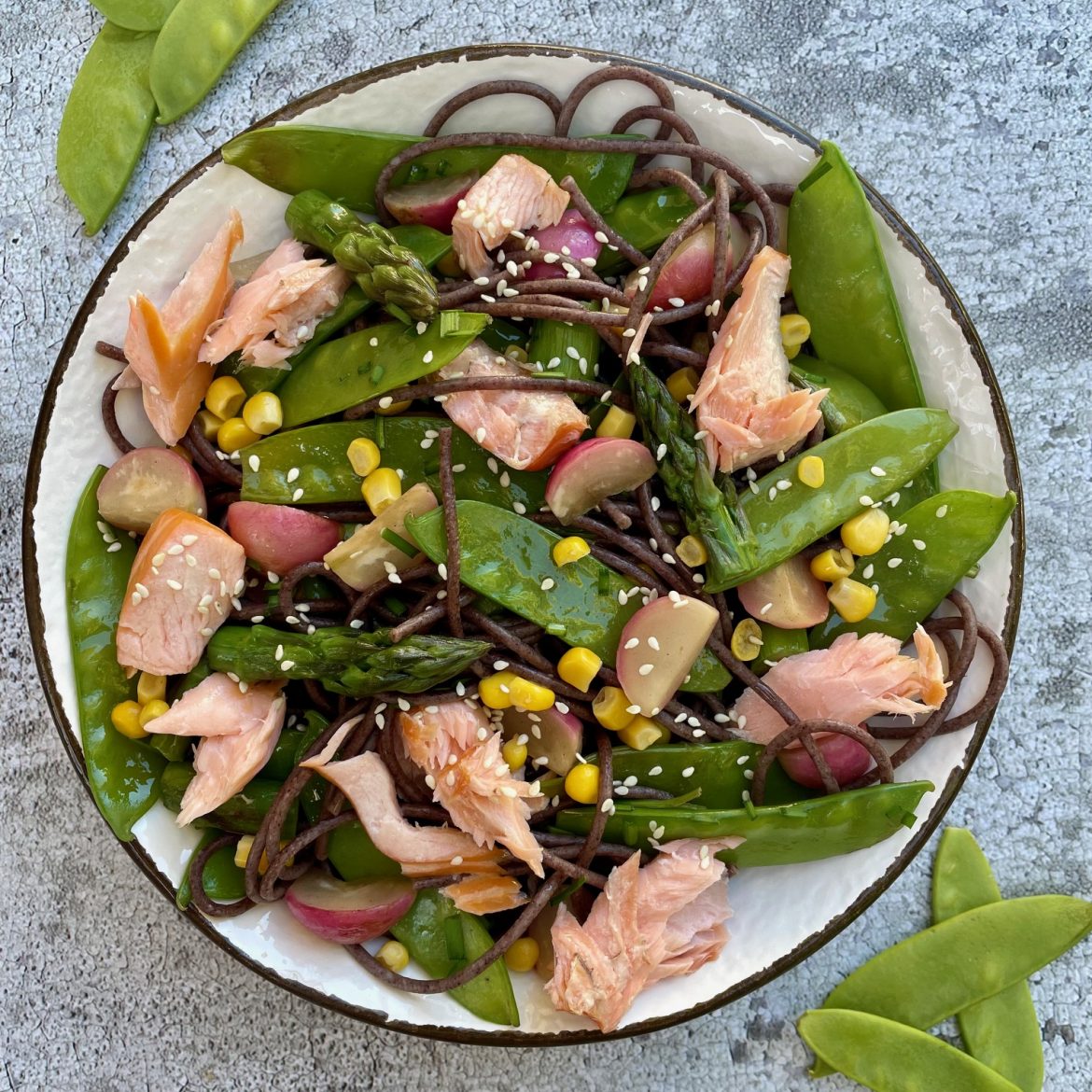 Pasta con verdure stir fry e salmone