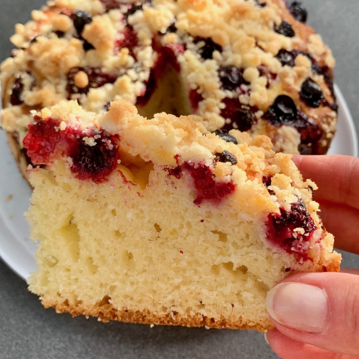Torta estiva con frutta e sbriciolata