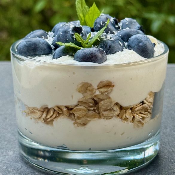 Overnight porridge al cocco con mirtilli colazione estiva