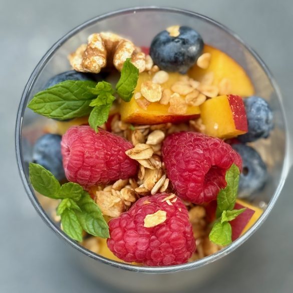 Yogurt al pistacchio con granola fatta in casa e frutta fresca Colazione estiva